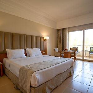 Zimmer mit Kingsize-Bett